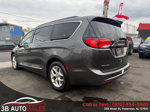 Granite Crystal Metallic Clearcoat 2017 Chrysler Pacifica Touring-L