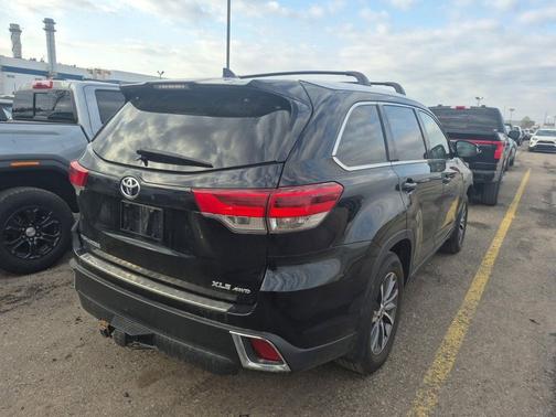Midnight Black Metallic 2019 Toyota Highlander XLE