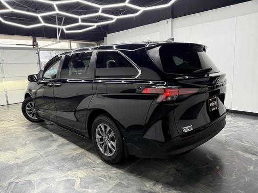 2021 Toyota Sienna XLE 7 Passenger