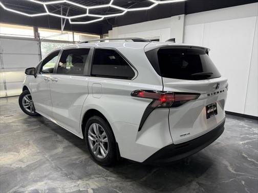 2022 Toyota Sienna XLE