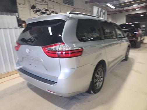 2020 Toyota Sienna LE