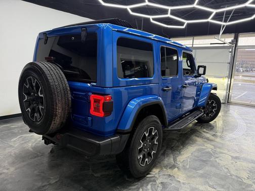 2024 Jeep Wrangler 4-Door Sahara 4x4