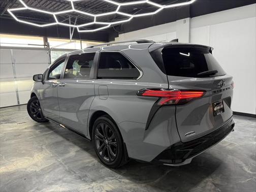 2023 Toyota Sienna LE