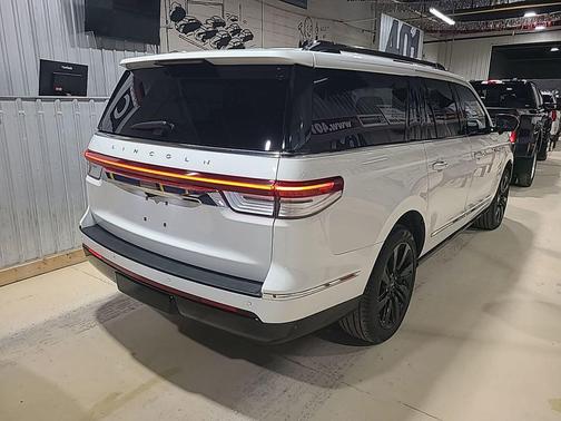 Pristine White Metallic Tri-Coat 2022 Lincoln Navigator Reserve