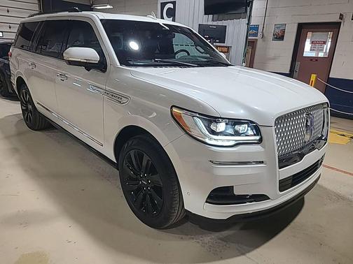 Pristine White Metallic Tri-Coat 2022 Lincoln Navigator Reserve