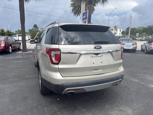White Gold 2017 Ford Explorer XLT