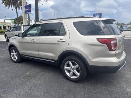 White Gold 2017 Ford Explorer XLT