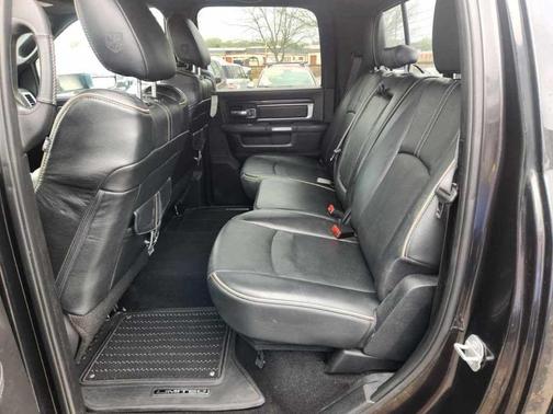 Brilliant Black Crystal Pearlcoat 2018 RAM 3500 Limited