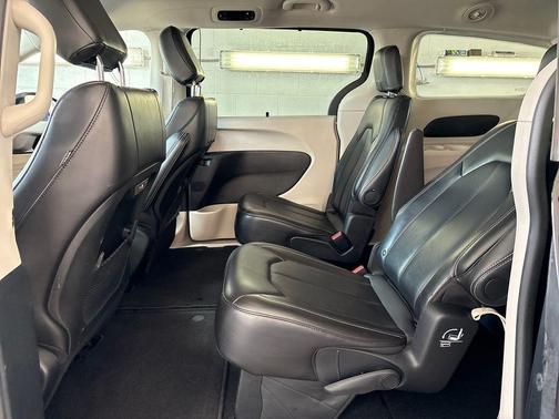 Diamond Black 2024 Chrysler Pacifica Touring-L