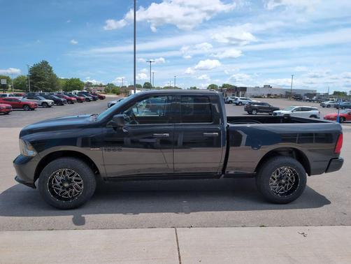 Brilliant Black Crystal Pearlcoat 2018 RAM 1500 Express