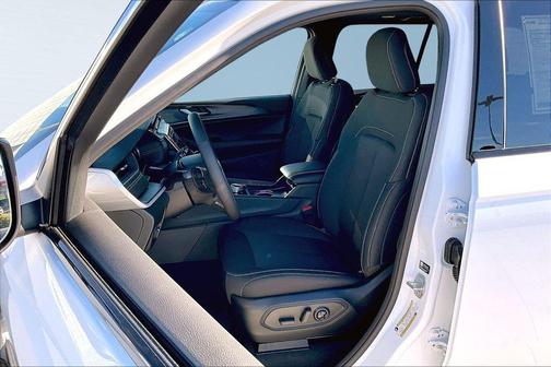 Bright White Clearcoat 2026 Jeep Grand Cherokee Altitude