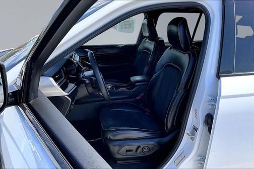 Bright White Clearcoat 2024 Jeep Grand Cherokee Altitude