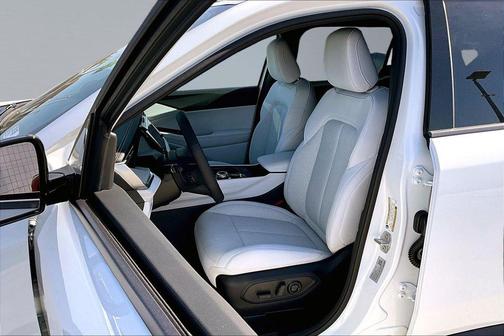 Bright White Clearcoat 2026 Jeep Cherokee Laredo