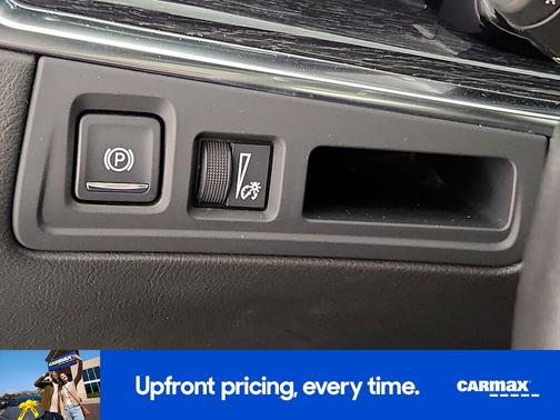 White 2022 Cadillac XT5 Luxury