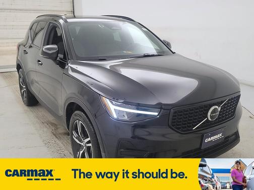 2024 Volvo XC40 B5 Core Dark Theme