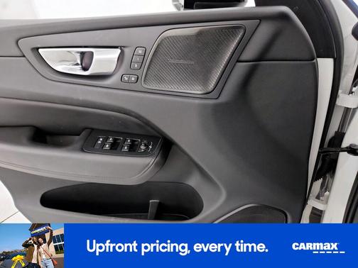 2023 Volvo XC60 B5 Plus Dark Theme