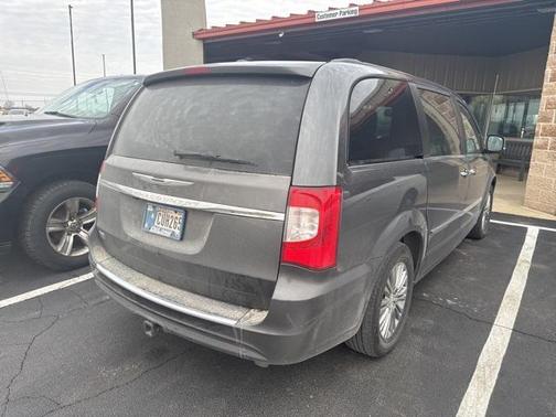 2016 Chrysler Town & Country Touring-L