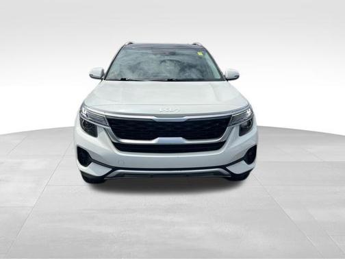 Snow White Pearl 2023 Kia Seltos S