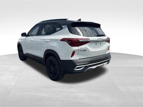 Snow White Pearl 2023 Kia Seltos S