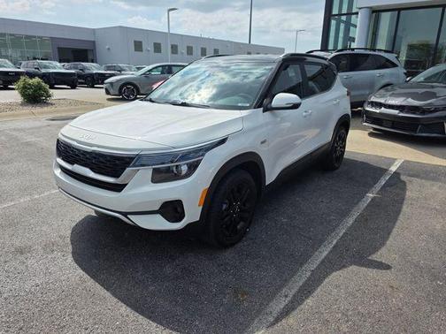 Snow White Pearl 2023 Kia Seltos S
