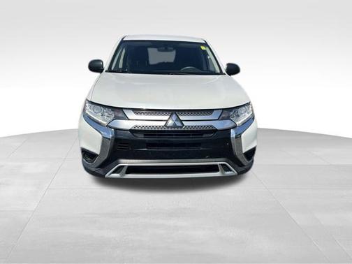 White 2020 Mitsubishi Outlander ES