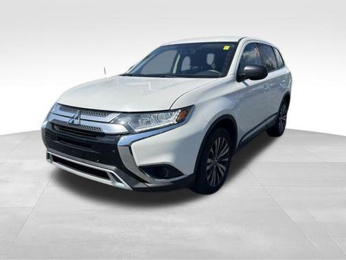 White 2020 Mitsubishi Outlander ES