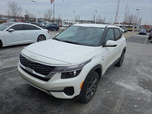 Snow White Pearl 2023 Kia Seltos LX