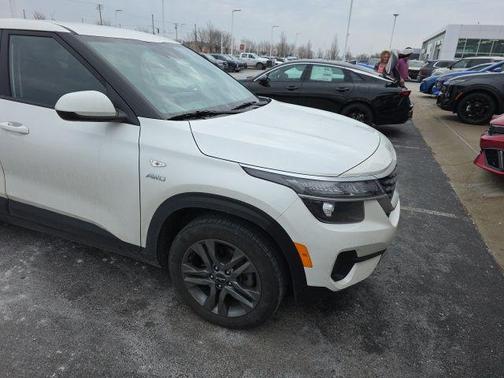 Snow White Pearl 2023 Kia Seltos LX