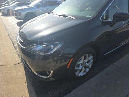 Brilliant Black Crystal Pearlcoat 2020 Chrysler Pacifica Touring-L Plus