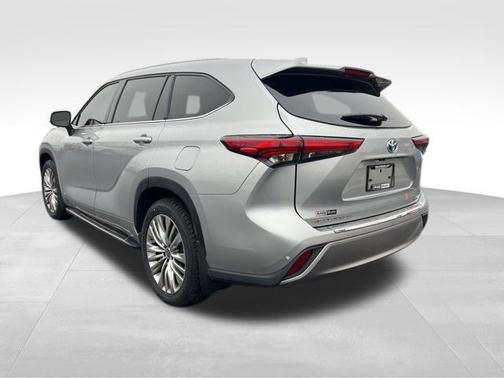 2023 Toyota Highlander Hybrid Platinum