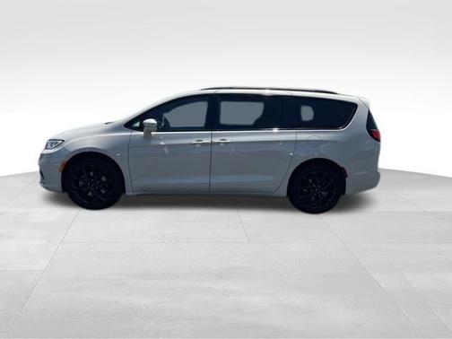 White Pearl 2021 Chrysler Pacifica Touring L