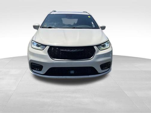 White Pearl 2021 Chrysler Pacifica Touring L