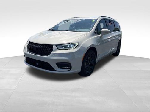 White Pearl 2021 Chrysler Pacifica Touring L