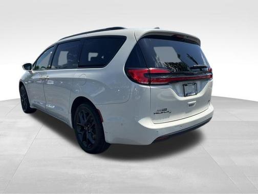 White Pearl 2021 Chrysler Pacifica Touring L