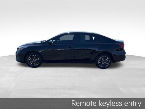 Aurora Black Pearl 2024 Kia Forte LXS