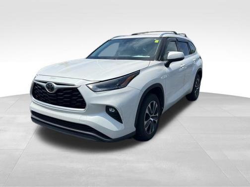 White 2021 Toyota Highlander XLE