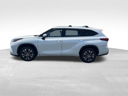 White 2021 Toyota Highlander XLE