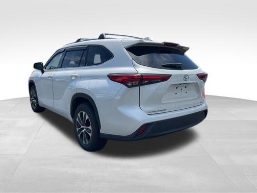 White 2021 Toyota Highlander XLE