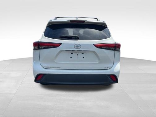 White 2021 Toyota Highlander XLE