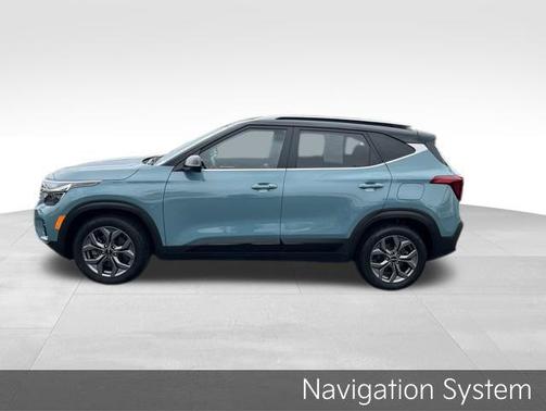 Blue / Black 2024 Kia Seltos S