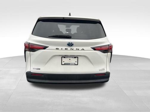 2021 Toyota Sienna LE