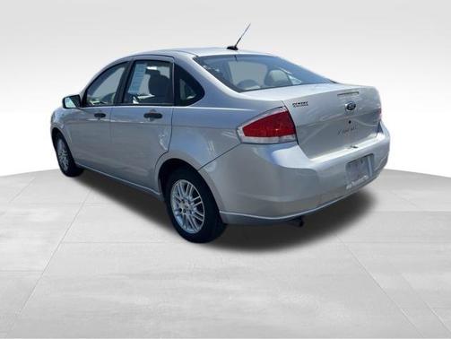 Silver 2009 Ford Focus SE