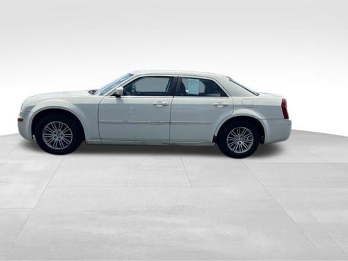 Cool Vanilla 2008 Chrysler 300 Touring
