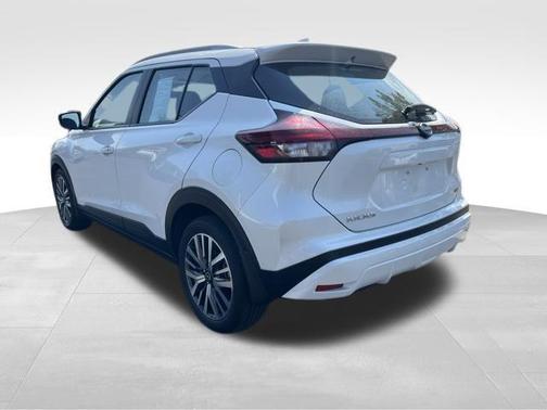 Aspen White 2023 Nissan Kicks SV