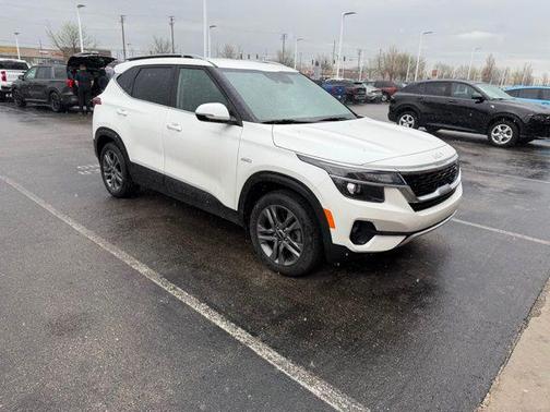 Snow White Pearl 2023 Kia Seltos S