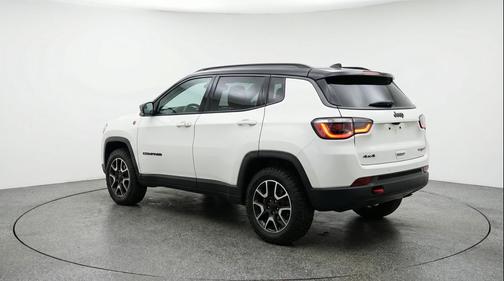 Bright White Clearcoat 2025 Jeep Compass Trailhawk
