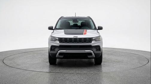 Silver Zynith Metallic Clearcoat 2025 Jeep Compass Trailhawk
