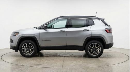 Silver Zynith Metallic Clearcoat 2025 Jeep Compass Trailhawk