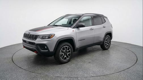 Silver Zynith Metallic Clearcoat 2025 Jeep Compass Trailhawk