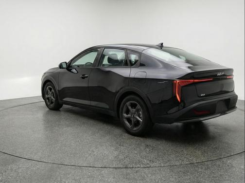 Aurora Black Pearl 2025 Kia K4 LXS